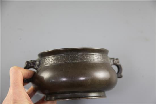 A Chinese bronze censer, gui, 17th/18th century, width 19cm